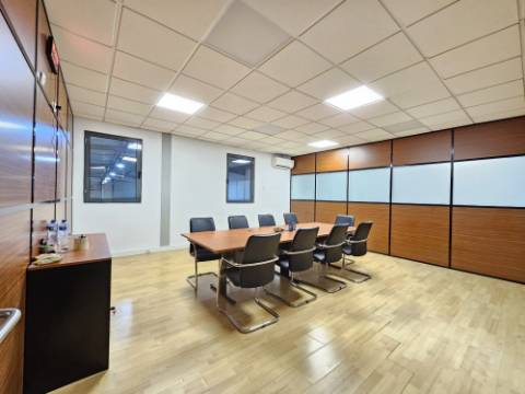 Amplo Armazém com escritórios na Nacional 10, Alverca do Ribatejo