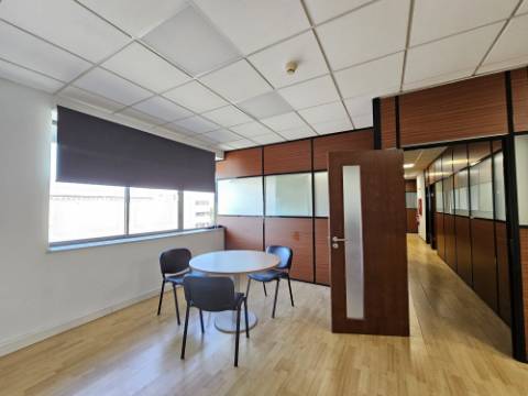 Amplo Armazém com escritórios na Nacional 10, Alverca do Ribatejo