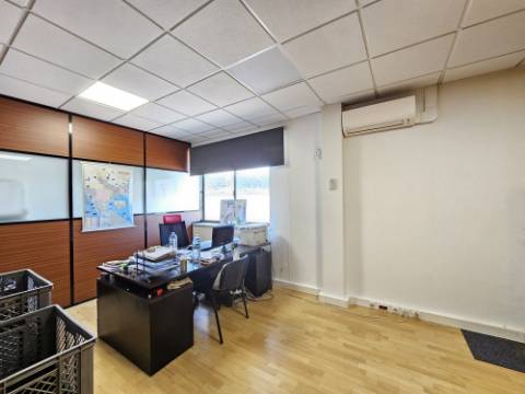 Amplo Armazém com escritórios na Nacional 10, Alverca do Ribatejo