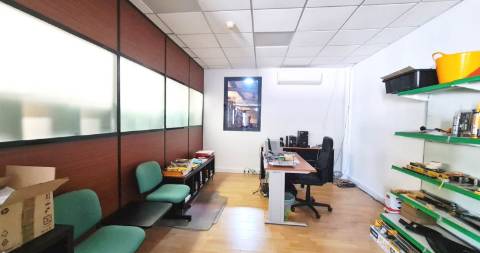 Amplo Armazém com escritórios na Nacional 10, Alverca do Ribatejo