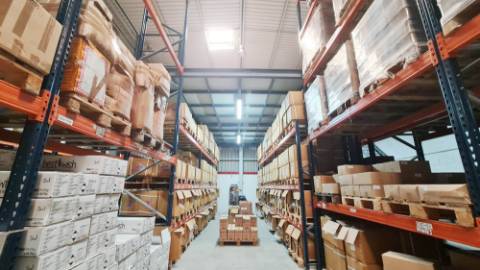 Amplo Armazém com escritórios na Nacional 10, Alverca do Ribatejo