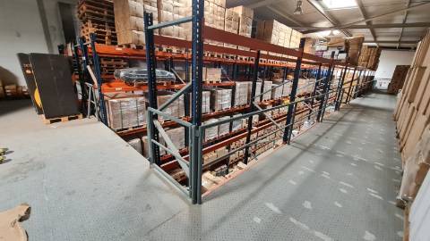 Amplo Armazém com escritórios na Nacional 10, Alverca do Ribatejo