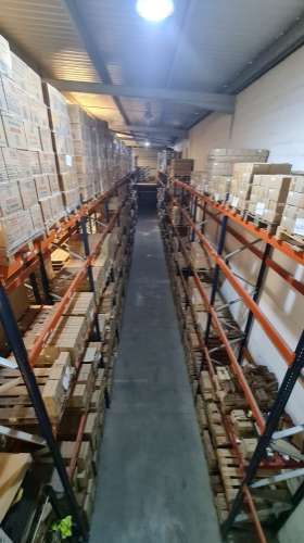 Amplo Armazém com escritórios na Nacional 10, Alverca do Ribatejo