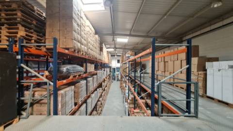 Amplo Armazém com escritórios na Nacional 10, Alverca do Ribatejo