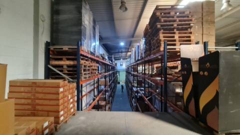 Amplo Armazém com escritórios na Nacional 10, Alverca do Ribatejo