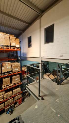 Amplo Armazém com escritórios na Nacional 10, Alverca do Ribatejo