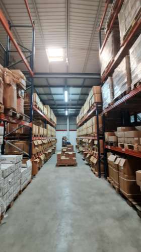 Amplo Armazém com escritórios na Nacional 10, Alverca do Ribatejo