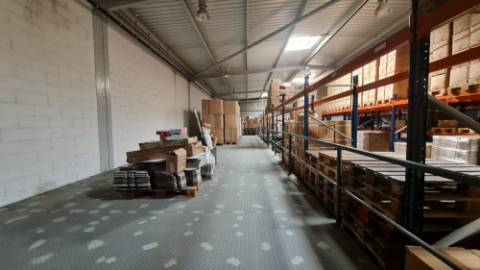 Amplo Armazém com escritórios na Nacional 10, Alverca do Ribatejo