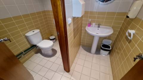 Amplo Armazém com escritórios na Nacional 10, Alverca do Ribatejo