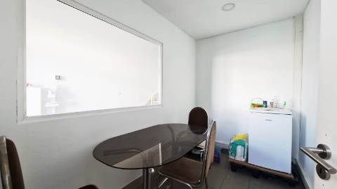 Amplo Armazém com escritórios na Nacional 10, Alverca do Ribatejo