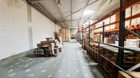 Amplo Armazém com escritórios na Nacional 10, Alverca do Ribatejo