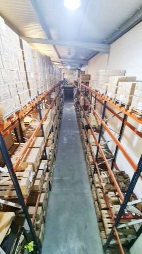 Amplo Armazém com escritórios na Nacional 10, Alverca do Ribatejo