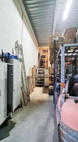 Amplo Armazém com escritórios na Nacional 10, Alverca do Ribatejo