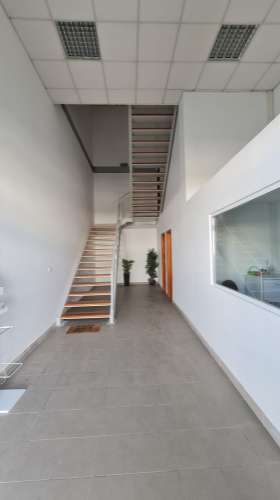 Amplo Armazém com escritórios na Nacional 10, Alverca do Ribatejo