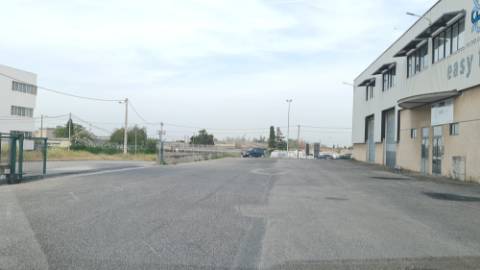 Amplo Armazém com escritórios na Nacional 10, Alverca do Ribatejo