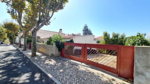 Moradia T6, lote 915m2, próxima da praia, na Parede, Cascais