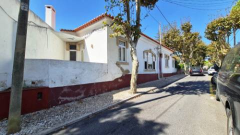 Moradia T6, lote 915m2, próxima da praia, na Parede, Cascais