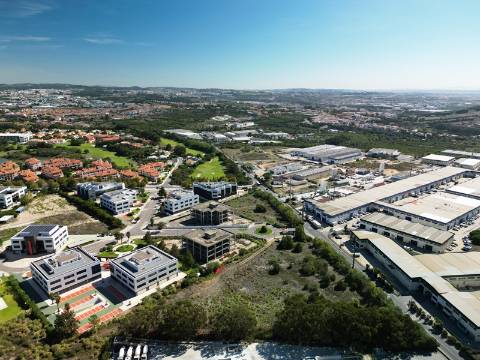 Lote de terreno para construção com 14.885m2, frente estrada principal, na Quinta da Beloura, Sintra