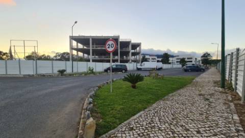 Lote de terreno para construção com 14.885m2, frente estrada principal, na Quinta da Beloura, Sintra