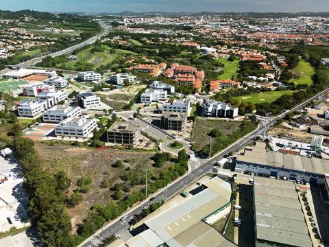 Lote de terreno para construção com 14.885m2, frente estrada principal, na Quinta da Beloura, Sintra