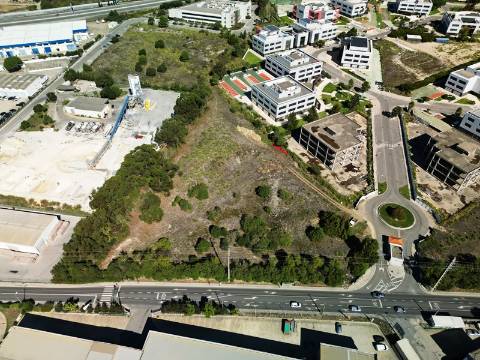 Lote de terreno para construção com 14.885m2, frente estrada principal, na Quinta da Beloura, Sintra