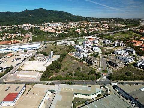 Lote de terreno para construção com 14.885m2, frente estrada principal, na Quinta da Beloura, Sintra