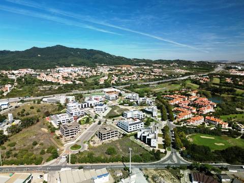 Lote de terreno para construção com 5932m2, frente estrada principal, na Quinta da Beloura, Sintra