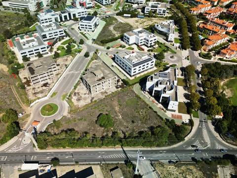 Lote de terreno para construção com 5932m2, frente estrada principal, na Quinta da Beloura, Sintra