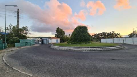 Lote de terreno para construção com 5932m2, frente estrada principal, na Quinta da Beloura, Sintra