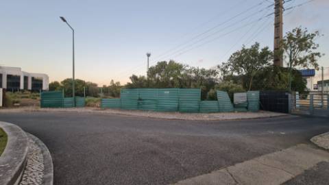 Lote de terreno para construção com 5932m2, frente estrada principal, na Quinta da Beloura, Sintra