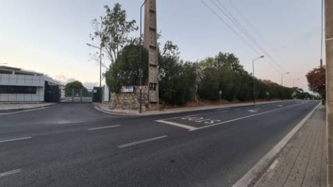 Lote de terreno para construção com 5932m2, frente estrada principal, na Quinta da Beloura, Sintra