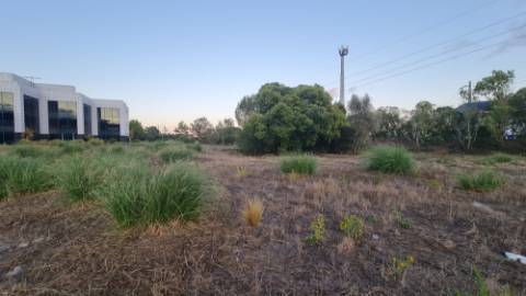 Lote de terreno para construção com 5932m2, frente estrada principal, na Quinta da Beloura, Sintra