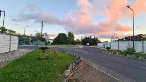 Lote de terreno para construção com 5932m2, frente estrada principal, na Quinta da Beloura, Sintra