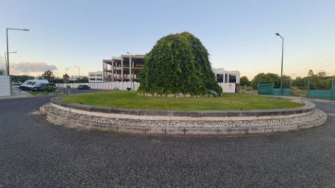 Lote de terreno para construção com 5932m2, frente estrada principal, na Quinta da Beloura, Sintra