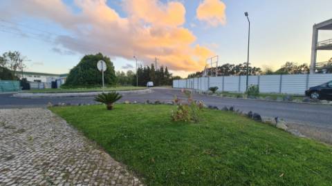Lote de terreno para construção com 5932m2, frente estrada principal, na Quinta da Beloura, Sintra
