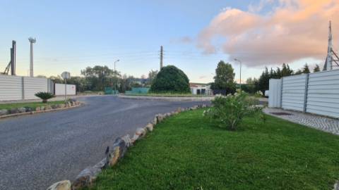 Lote de terreno para construção com 5932m2, frente estrada principal, na Quinta da Beloura, Sintra