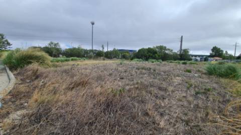 Lote de terreno para construção com 5932m2, frente estrada principal, na Quinta da Beloura, Sintra