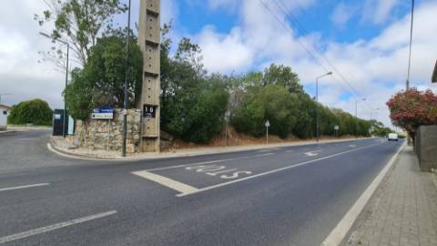 Lote de terreno para construção com 5932m2, frente estrada principal, na Quinta da Beloura, Sintra