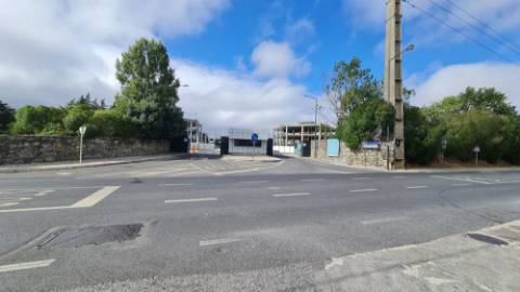 Lote de terreno para construção com 5932m2, frente estrada principal, na Quinta da Beloura, Sintra