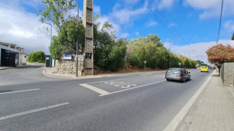 Lote de terreno para construção com 5932m2, frente estrada principal, na Quinta da Beloura, Sintra