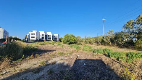 Lote de terreno para construção com 5932m2, frente estrada principal, na Quinta da Beloura, Sintra