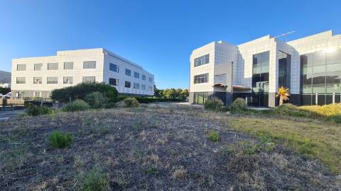 Lote de terreno para construção com 5932m2, frente estrada principal, na Quinta da Beloura, Sintra