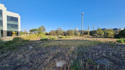 Lote de terreno para construção com 5932m2, frente estrada principal, na Quinta da Beloura, Sintra