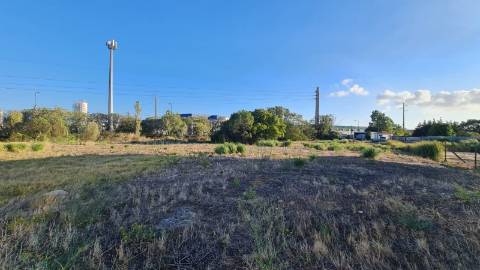 Lote de terreno para construção com 5932m2, frente estrada principal, na Quinta da Beloura, Sintra