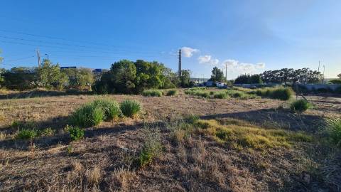 Lote de terreno para construção com 5932m2, frente estrada principal, na Quinta da Beloura, Sintra