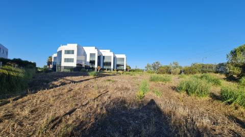 Lote de terreno para construção com 5932m2, frente estrada principal, na Quinta da Beloura, Sintra