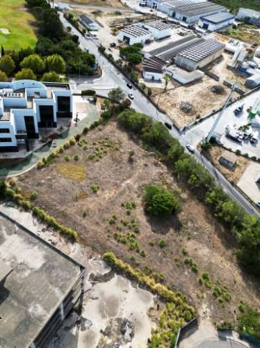 Lote de terreno para construção com 5932m2, frente estrada principal, na Quinta da Beloura, Sintra