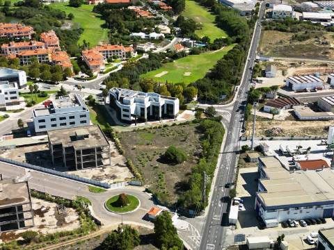 Lote de terreno para construção com 5932m2, frente estrada principal, na Quinta da Beloura, Sintra