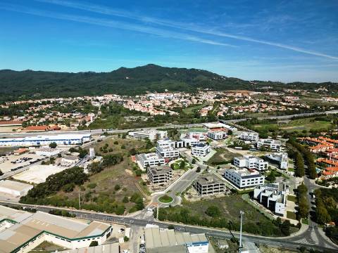 Lote de terreno para construção com 5932m2, frente estrada principal, na Quinta da Beloura, Sintra