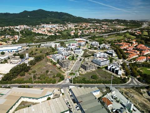 Lote de terreno para construção com 5932m2, frente estrada principal, na Quinta da Beloura, Sintra